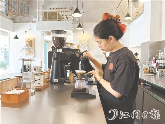 在梁艷芬看來(lái)，與其在城市里內(nèi)卷，不如回到熟悉的地方，把熟悉的事情做到極致，哪怕是一間小小的咖啡店，也能泡出自己的風(fēng)味，走出自己的路。