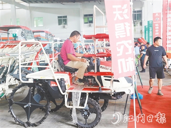 農(nóng)業(yè)合作社代表和種糧大戶“一站式”了解各類農(nóng)機(jī)和相關(guān)優(yōu)惠政策，并親身操作農(nóng)機(jī)，直觀感受農(nóng)機(jī)性能。