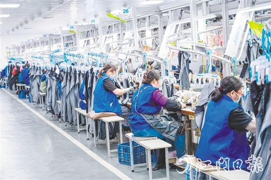 為應(yīng)對市場環(huán)境變化，紅日制衣在技術(shù)研發(fā)、管理模式、人員結(jié)構(gòu)等方面持續(xù)加大投入，以此推動企業(yè)實現(xiàn)轉(zhuǎn)型。