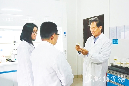 在羅吉爾（右）的帶領下，齊?？萍脊タ擞托阅z替代難題。