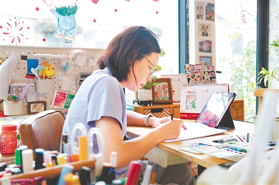 李玉如在創(chuàng)作。