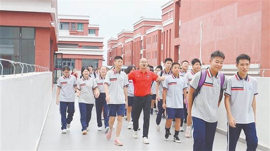 考試結(jié)束后，蓬江區(qū)紫茶中學(xué)師生唱響《海闊天空》。