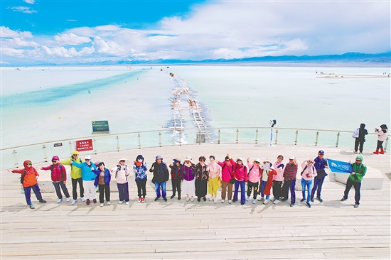 茶卡鹽湖航拍。