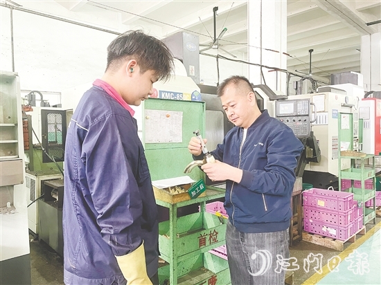 華藝衛(wèi)浴通過建立勞模創(chuàng)新工作室，將勞模精神轉(zhuǎn)化為具體的人才培養(yǎng)機制。