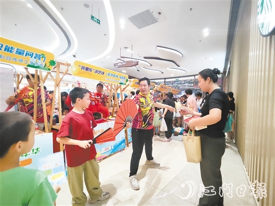 活動(dòng)現(xiàn)場(chǎng)，不少市民體驗(yàn)傳統(tǒng)文化魅力。