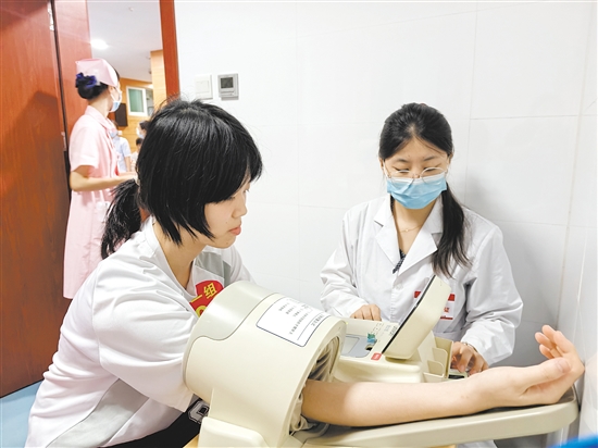 考生有序參加體檢。