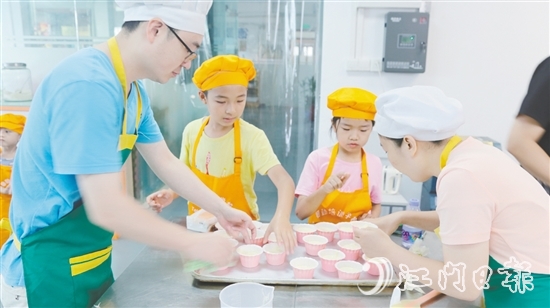 在專業(yè)培訓(xùn)導(dǎo)師的指導(dǎo)下，家長和孩子一同學(xué)習(xí)紙杯蛋糕的制作工藝。