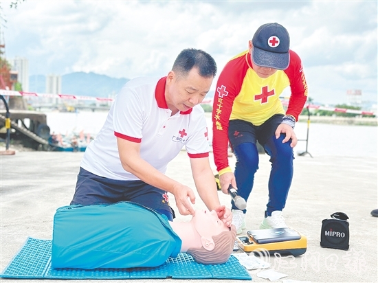 紅十字會(huì)培訓(xùn)導(dǎo)師現(xiàn)場示范急救方法。
