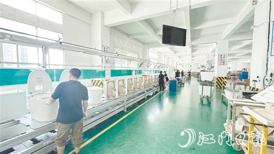 金牌潔具已在廣東開平、佛山設(shè)立多個生產(chǎn)基地，年產(chǎn)能超過300萬件，生產(chǎn)面積逾30萬平方米，員工總數(shù)超過2000人。