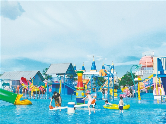 水上樂(lè)園受親子家庭歡迎。