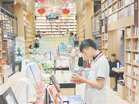 江門新華書店對各類熱銷圖書、文體用品開展了買贈、多重折扣等優(yōu)惠活動，吸引了眾多讀者。
