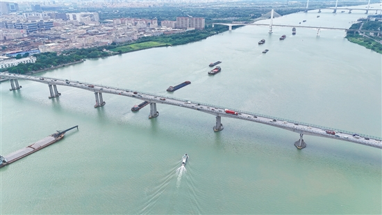 昨日，臺(tái)風(fēng)遠(yuǎn)離，1300多艘船舶全部有序復(fù)航。