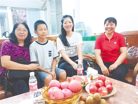 謝王亮與老師、母親（右一）合影。