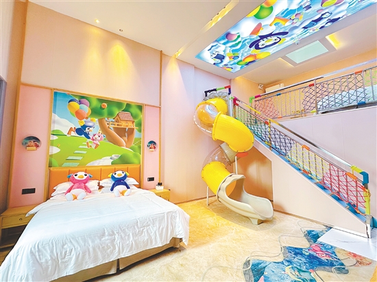 巴貝高比比企鵝親子酒店親子房內(nèi)設(shè)有旋轉(zhuǎn)滑梯。