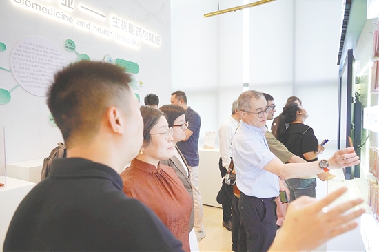 企業(yè)代表參觀成果超市。