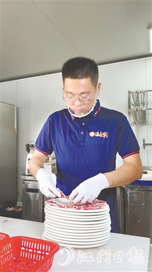 餐館繁忙時(shí)，溫偉文也會(huì)親自上陣。