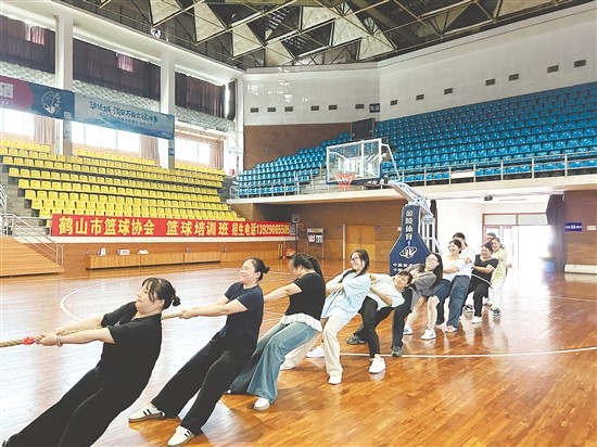 女子組比賽中，選手們巾幗不讓須眉，展現(xiàn)出強(qiáng)勁實(shí)力。