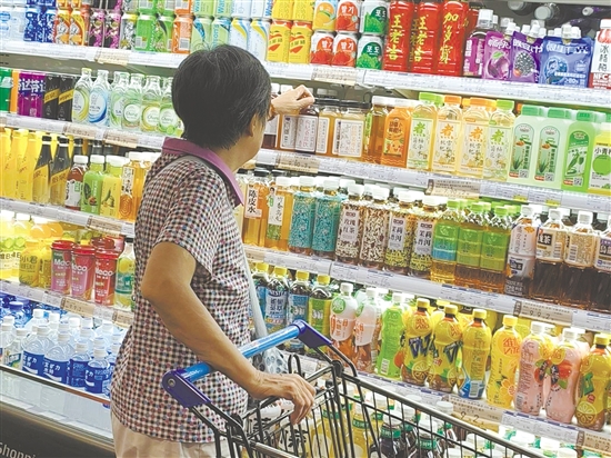 各大超市、便利店的貨架醒目位置上擺放著瓶裝草本茶飲。