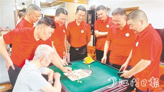 長沙商會會員與老兵下象棋。