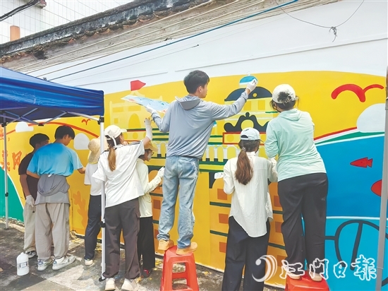 隨著“墨韻筑鄉(xiāng)”突擊隊(duì)員們的畫筆落下，三埠街道三圍村的墻面逐漸煥發(fā)出新的光彩。受訪者供圖