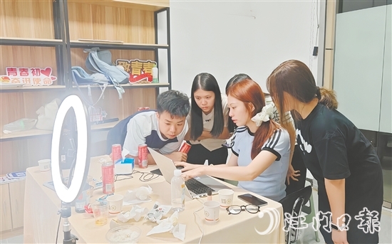 為推廣好開平本地農(nóng)產(chǎn)品，“赤貨先鋒隊(duì)”隊(duì)員們編寫直播腳本，反復(fù)打磨話術(shù)，確保直播效果良好。受訪者供圖