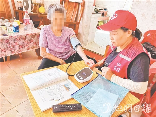 愛心服務(wù)隊(duì)上門探訪老人。