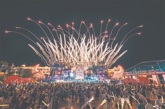 歌手后弦的演唱點(diǎn)燃了赤坎華僑古鎮(zhèn)的熱情，現(xiàn)場氣氛熱烈。