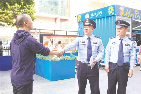 群眾一見到棠哥便會熱情地打招呼。