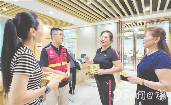 蓬江區(qū)迅速組織協(xié)調(diào)各鎮(zhèn)（街）、村（社區(qū)）力量，把捐贈(zèng)物資投放到全區(qū)防控一線。圖為居民在天福社區(qū)領(lǐng)取防蚊產(chǎn)品。