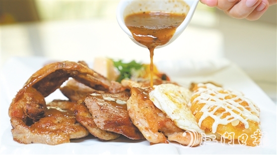 經(jīng)典菜式大雜扒仍在新僑都旋轉(zhuǎn)西餐廳的菜單上。