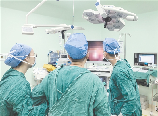 暑假以來，我市多家醫(yī)院迎來手術(shù)熱潮。圖為醫(yī)生為患者施行手術(shù)。