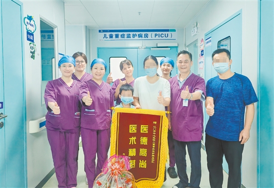 溺水男童和家人為醫(yī)護(hù)人員送錦旗。