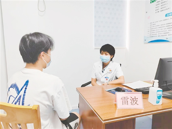 心理醫(yī)生幫助來訪者緩解焦慮。