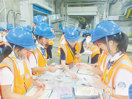 在江門中微子實驗室實驗大廳，學(xué)生們分組進(jìn)行實驗。