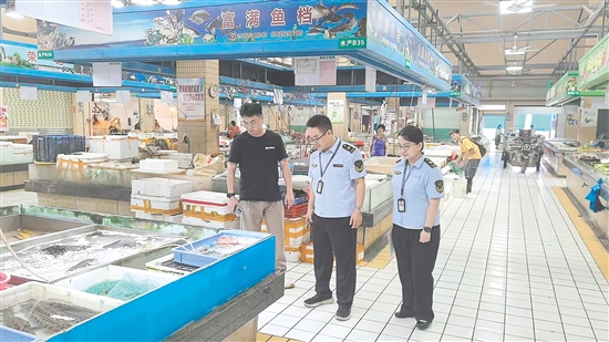 市場(chǎng)監(jiān)管部門加強(qiáng)對(duì)農(nóng)貿(mào)市場(chǎng)、藥店等重點(diǎn)場(chǎng)所的監(jiān)管，織密織牢“防蚊網(wǎng)”。