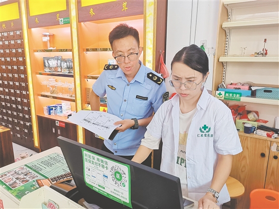 市場(chǎng)監(jiān)管部門加強(qiáng)對(duì)農(nóng)貿(mào)市場(chǎng)、藥店等重點(diǎn)場(chǎng)所的監(jiān)管，織密織牢“防蚊網(wǎng)”。