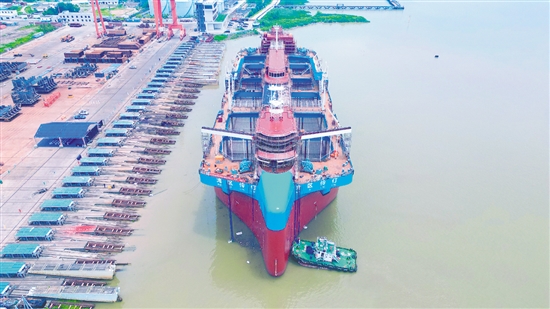 江門(mén)航通建成了全球首艘自航式水體自然交換型深遠(yuǎn)海養(yǎng)殖工船“灣區(qū)伶仃”號(hào)。皇智堯