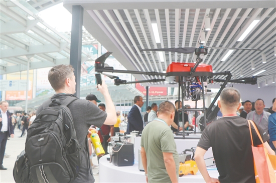 江企制造的無(wú)人機(jī)在廣交會(huì)上吸引眾人目光。陳敏銳