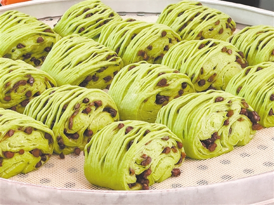 菠菜紅豆花卷。