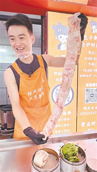 魏有鋒展示玫瑰鮮花花卷。