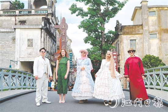 在赤坎華僑古鎮(zhèn)，外國(guó)青年博主換上民國(guó)時(shí)期的服飾，感受百年古鎮(zhèn)的魅力。