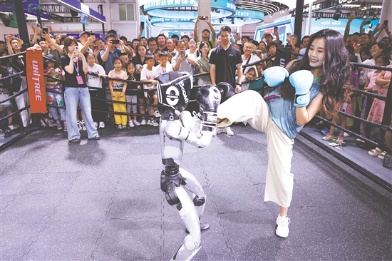 8月8日，宇樹科技人形機器人在2025世界機器人大會上進(jìn)行格斗表演。新華社發(fā)