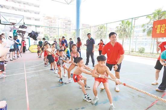 一群“萌娃”為參賽隊(duì)伍加油后，還興致勃勃地在現(xiàn)場(chǎng)玩起了拔河比賽。