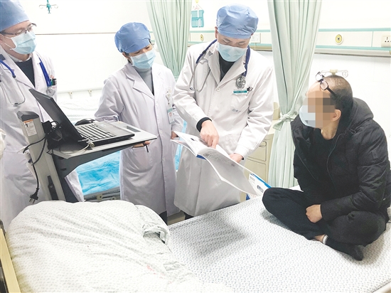 醫(yī)生向患者解釋病情。