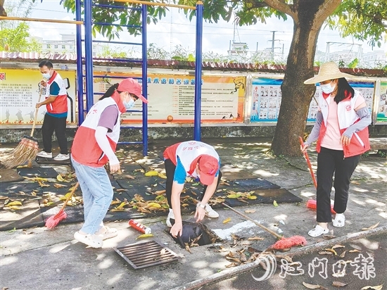 黨員教師們打掃衛(wèi)生死角。