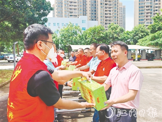 長(zhǎng)沙商會(huì)為工作人員送上清涼飲料。