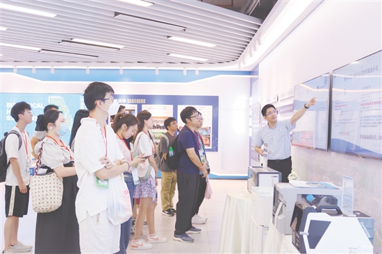 香港青年在珠西先進(jìn)產(chǎn)業(yè)優(yōu)秀人才創(chuàng)業(yè)創(chuàng)新園參觀，近距離感受江門創(chuàng)新創(chuàng)業(yè)強(qiáng)勁脈搏。