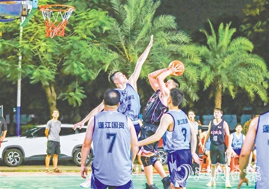 球員們?cè)诨@球場(chǎng)上揮灑汗水。