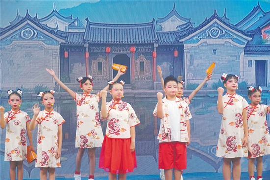 在開幕式上，原創(chuàng)粵曲小調(diào)《筆筒裝米》悠揚(yáng)開場(chǎng)。