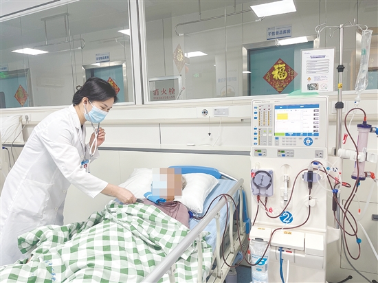 江海區(qū)人民醫(yī)院血液透析室為患者提供一站式服務(wù)。